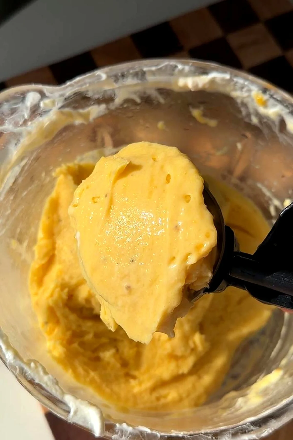 Culinary Innovation at Home: A Deep Dive into the Viral No-Churn Banana Ice Cream with a Cracking Chocolate Shell