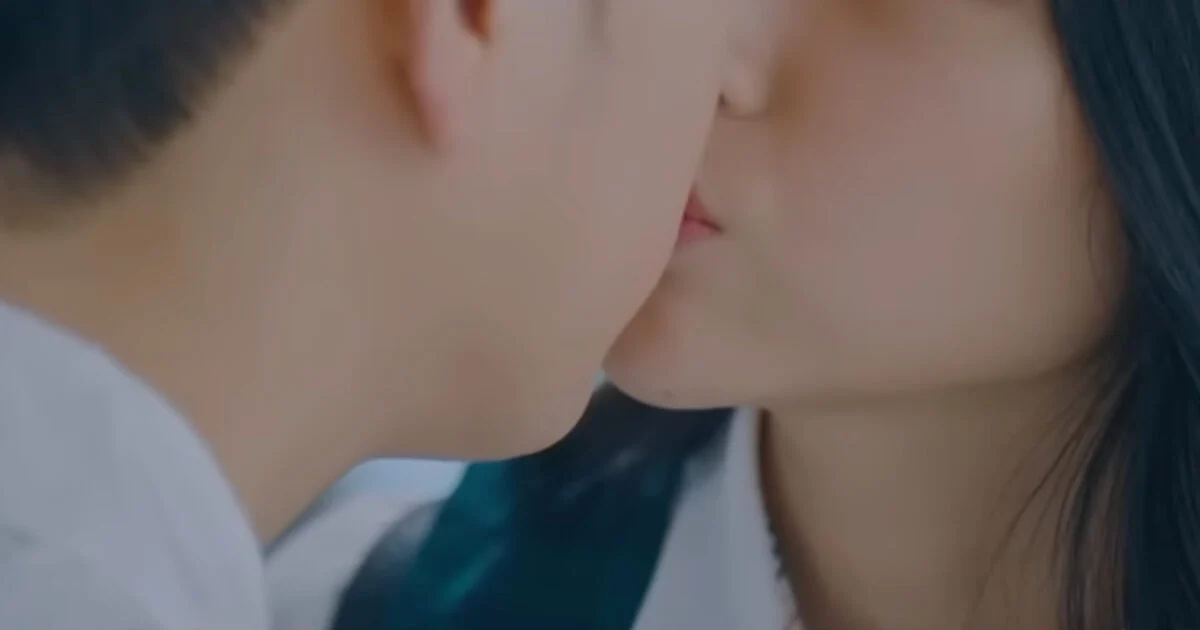 Idol's Awkward Kiss Scene Revelation Sparks Laughter and Nostalgia on National Television