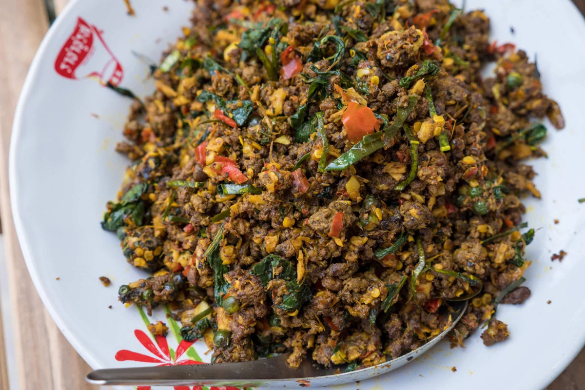 A Fiery Heart of Thailand: Unveiling the Authentic Pad Ped Wild Duck Stir Fry